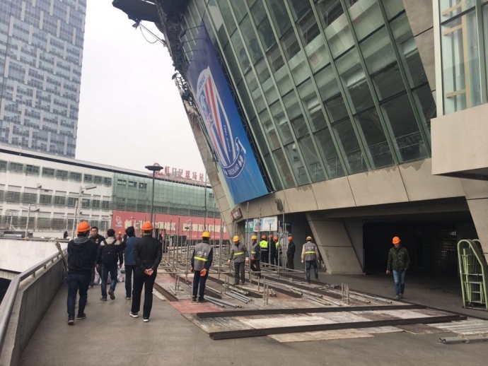 马岚之所以说要跟宗秋华一起去医院，就是害怕自己的港岛之行化为泡影，不过既然钟秋华都这么说了，那也就意味着自己可以先去她在港岛的别墅，大不了等她一天就是。